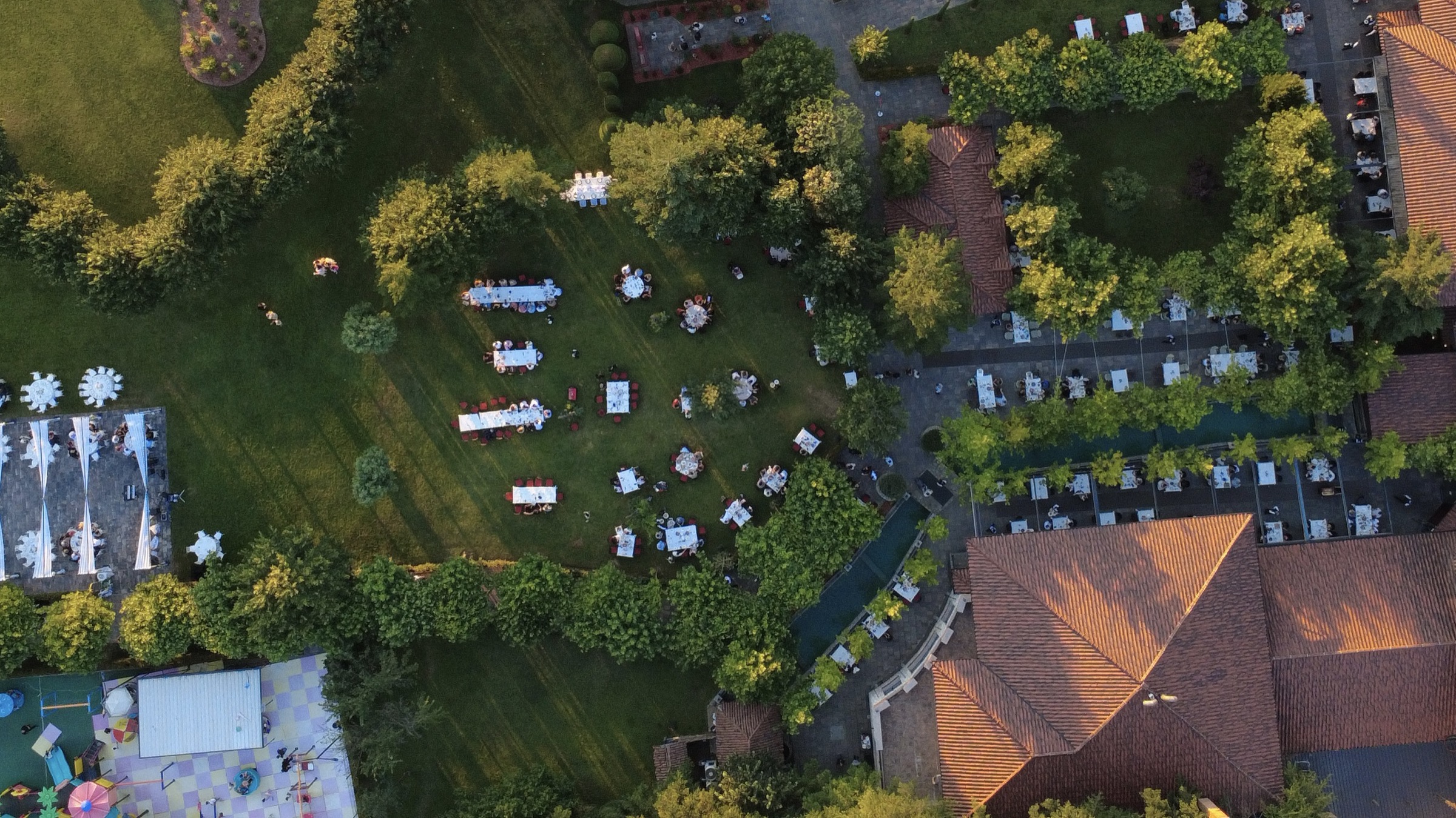Pamje e ngrënies së jashtme në Planet Resort